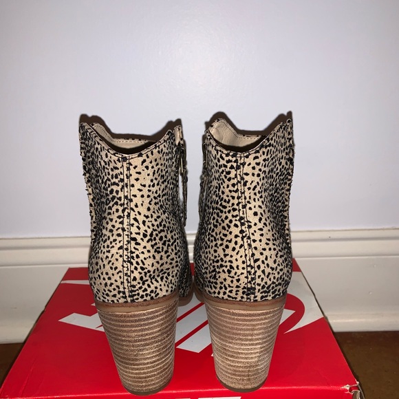 High heel boots 7(1/2), burgundy shirts (M), and comfy exercise pants (M). - Picture 7 of 10